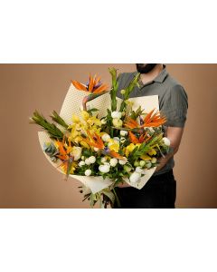 Buchet cu 45 bujori albi și orhidee cymbidium (precomandă 10 zile)