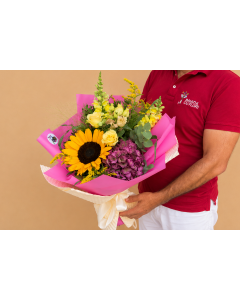 Buchet cu trandafiri, hortensie si floarea soarelui