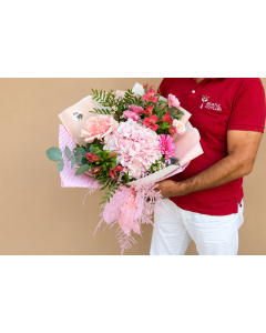 Buchet de flori delicat in nuante de roz