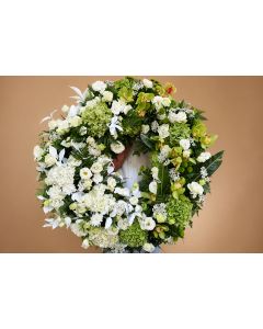 Coroană funerară rotundă cu hortensie, trandafiri și orhidee