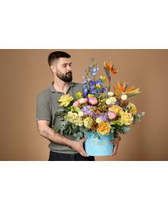 Cutie Exotic Elegance cu strelitzia, bujori și ranunculus  (precomandă 7 zile)
