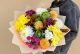 Buchet mixt cu 15 crizanteme si brassica