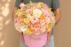 Aranjament cutie cu trandafiri si lisianthus 