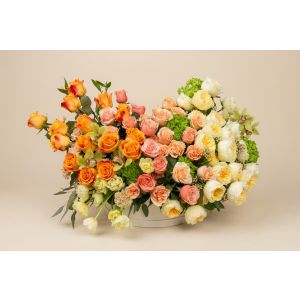 Aranjament floral uriaș cu orhidee, hortensii, trandafiri si lalele