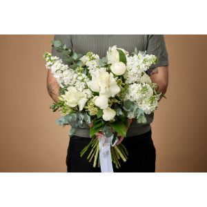 Buchet cu bujori albi, trandafiri  si matiole Pure White