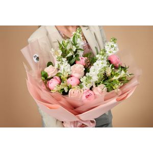 Buchet cu bujori roz, trandafiri  si matiole Sweet Pink