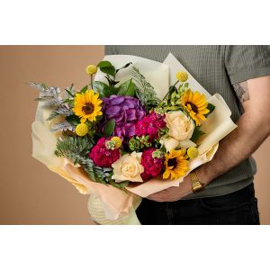 Buchet de vara cu hortensie, trandafiri si floarea soarelui 