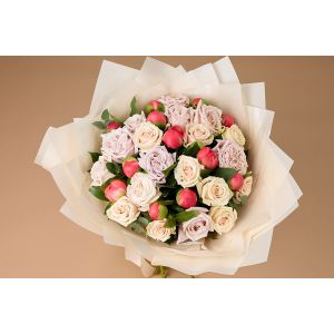 Buchet elegant cu bujori corai și trandafiri