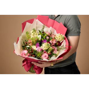 Buchet elegant cu bujori, orhidee si matiole
