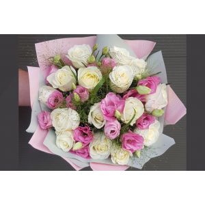 Buchet de trandafiri albi si lisianthus roz