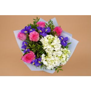 Buchet cu hortensie, trandafiri si irisi