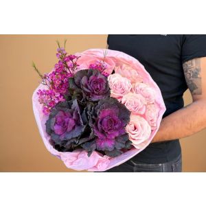 Buchet cu trandafiri si brassica Toamnă în Roz și Mov