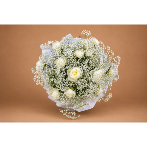 Buchet cu bujori albi si gypsophila