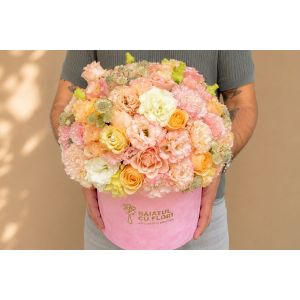 Aranjament cutie cu trandafiri si lisianthus 