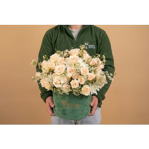 Cutie cu 55 de trandafiri, crizanteme și wax flowers