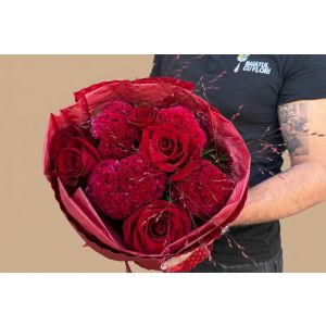 Buchet cu trandafiri rosii si celosia Toamnă de Catifea