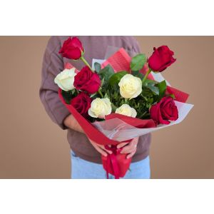 Buchet cu 9 trandafiri rosii si albi 